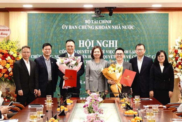 Ban L&atilde;nh đạo Ủy ban Chứng kho&aacute;n Nh&agrave; nước chụp ảnh c&ugrave;ng L&atilde;nh đạo Ban Quản l&yacute; thị trường giao dịch t&agrave;i sản m&atilde; h&oacute;a - Ảnh: TTTT