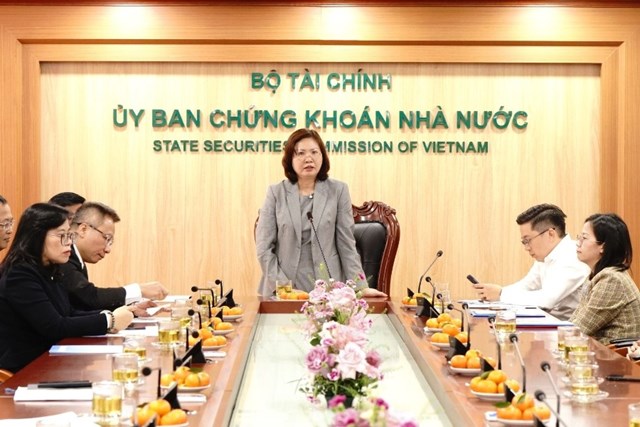 Chủ tịch Ủy ban Chứng kho&aacute;n Nh&agrave; nước Vũ Thị Ch&acirc;n Phương dự v&agrave; chủ tr&igrave; Hội nghị.Ảnh: TTTT.