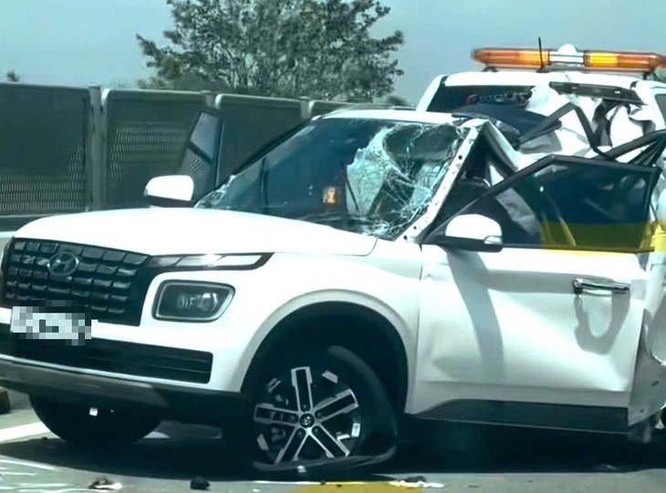 Chiếc xe ô tô con bị biến dạng sau cú va chạm mạnh từ phía sau Chiếc xe ô tô con bị biến dạng sau cú va chạm mạnh từ phía sau