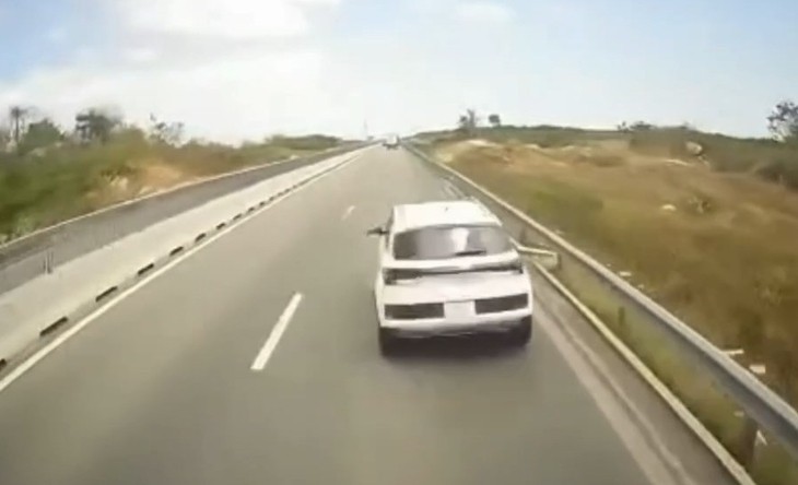 Hình ảnh cắt từ camera hành trình của xe tải Hình ảnh cắt từ camera hành trình của xe tải