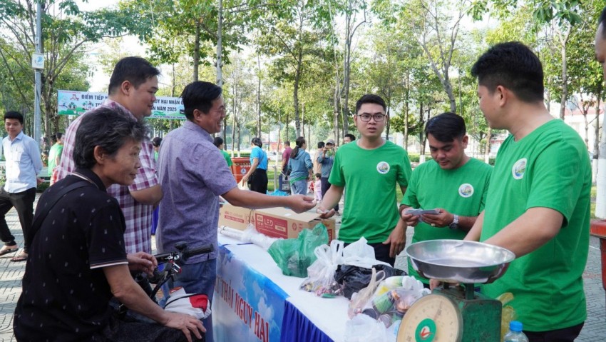 Nhiều người dân cho biết, mô hình “đổi rác lấy quà” không chỉ tạo động lực tham gia mà còn giúp hình thành thói quen phân loại rác, hạn chế việc thải bỏ chất thải nguy hại không đúng nơi quy định.