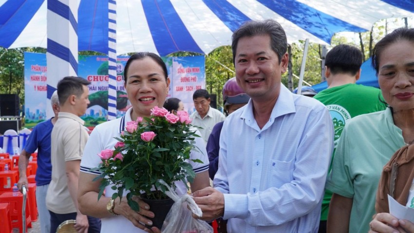 Chương trình đổi rác lấy quà nhằm hướng tới đô thị Dĩ An sáng xanh sạch đẹp, đô thị Dĩ An văn minh hiện đại nghĩa tình và đáng sống.