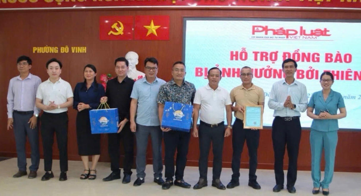 L&atilde;nh đạo phường Đ&ocirc; Vinh trao thư c&aacute;m ơn cho Đo&agrave;n c&ocirc;ng t&aacute;c B&aacute;o Ph&aacute;p luật Việt Nam.