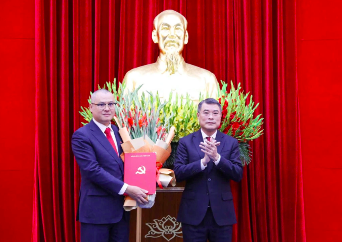 Trưởng Ban Tổ chức Trung ương Lê Minh Hưng (phải) trao quyết định cho ông Phạm Đại Dương, tân Bí thư Tỉnh ủy Phú Thọ (Ảnh: Minh Châu).