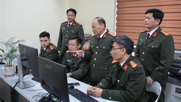 Đại tá Vì Quyền Chứ, Phó Giám đốc Công an tỉnh Sơn La chỉ đạo các lực lượng chức năng tuần tra, kiểm soát thông tin trên không gian mạng.