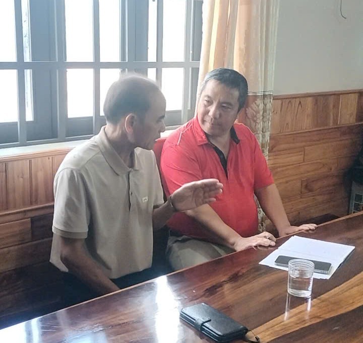 Tâm huyết, nhiệt thành của đảng viên Y Buê KDăm (bên trái). Tâm huyết, nhiệt thành của đảng viên Y Buê KDăm (bên trái).