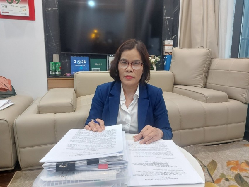 Bà Phạm Thị Tú trao đổi với phóng viên về những dấu hiệu bất thường trong hồ sơ bệnh án của chồng bà Tú. Bà Phạm Thị Tú trao đổi với phóng viên về những dấu hiệu bất thường trong hồ sơ bệnh án của chồng bà Tú.