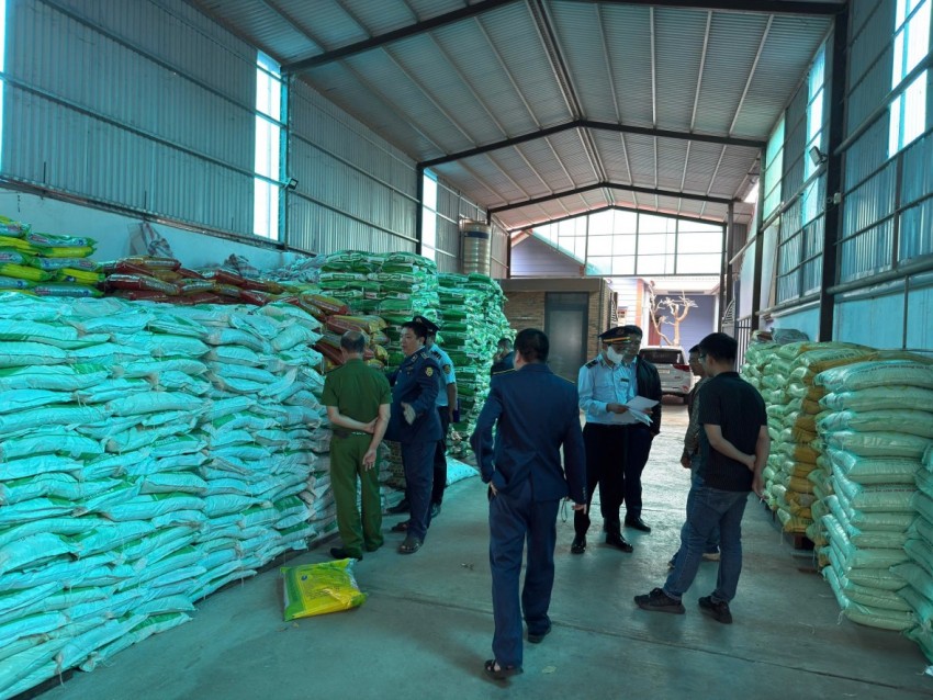 Chuyển hồ sơ sang cơ quan Công an vụ sản xuất gần 90 tấn phân bón giả Chuyển hồ sơ sang cơ quan Công an vụ sản xuất gần 90 tấn phân bón giả