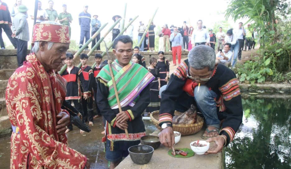 Lễ cúng bến nước của người Êđê ở Đắk Lắk tại buôn Hra Ea Tlă Lễ cúng bến nước của người Êđê ở Đắk Lắk tại buôn Hra Ea Tlă