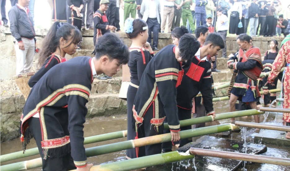 Lễ cúng bến nước của người Êđê ở Đắk Lắk tại buôn Hra Ea Tlă Lễ cúng bến nước của người Êđê ở Đắk Lắk tại buôn Hra Ea Tlă