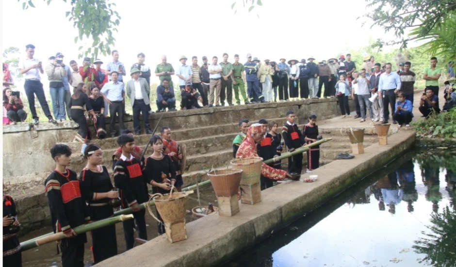 Lễ cúng bến nước của người Êđê ở Đắk Lắk tại buôn Hra Ea Tlă Lễ cúng bến nước của người Êđê ở Đắk Lắk tại buôn Hra Ea Tlă