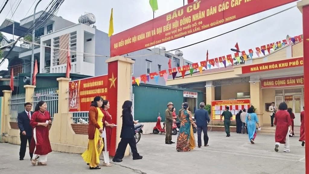 Quảng Ninh rộn ràng ngày hội toàn dân đi bầu cử Quảng Ninh rộn ràng ngày hội toàn dân đi bầu cử