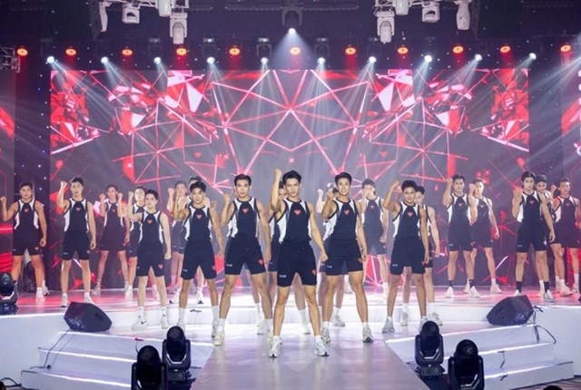 Top 36 Manhunt Vietnam 2025 trong m&agrave;n đồng diễn.