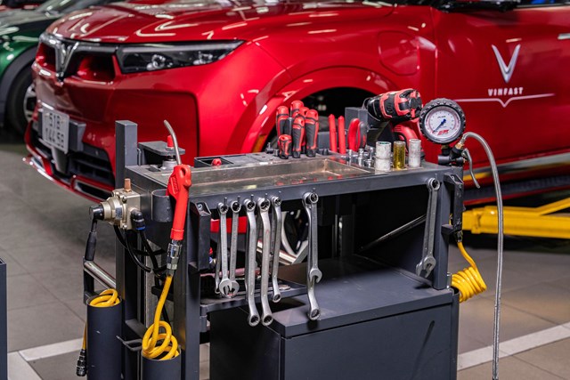 Dịch vụ chạm đỉnh, chi phí chạm đáy, hậu mãi của VinFast khiến người dùng yên tâm chuyển đổi xanh - Ảnh 2 Dịch vụ chạm đỉnh, chi phí chạm đáy, hậu mãi của VinFast khiến người dùng yên tâm chuyển đổi xanh - Ảnh 2