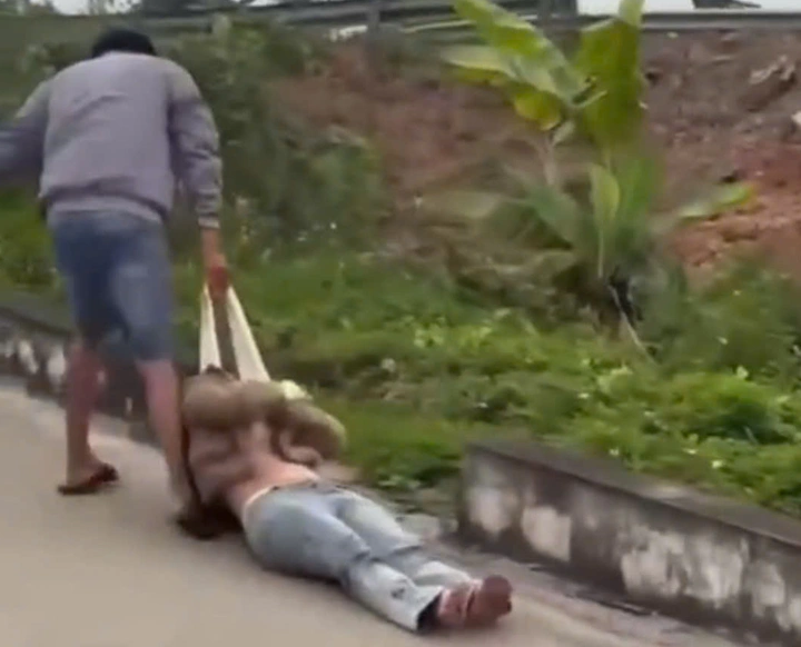 Cô gái bị túm áo, kéo lê trên đường - Ảnh cắt từ clip