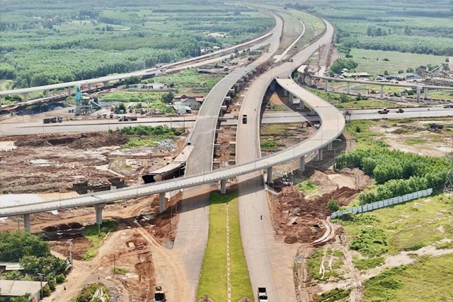 C&aacute;c tuyến T1, T2, đường 25B, 25C kết nối trực tiếp v&agrave;o s&acirc;n bay