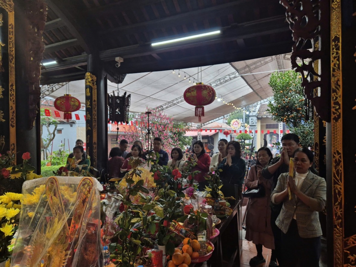 Hàng nghìn người đổ về đền Bia Bà cầu tài lộc, bình an