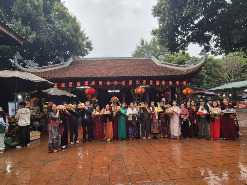 Từng đoàn du khách bê lễ, tranh thủ check in, chụp ảnh làm kỷ niệm nhân dịp đến khu di tích lịch sử Bia Bà. Từng đoàn du khách bê lễ, tranh thủ check in, chụp ảnh làm kỷ niệm nhân dịp đến khu di tích lịch sử Bia Bà.