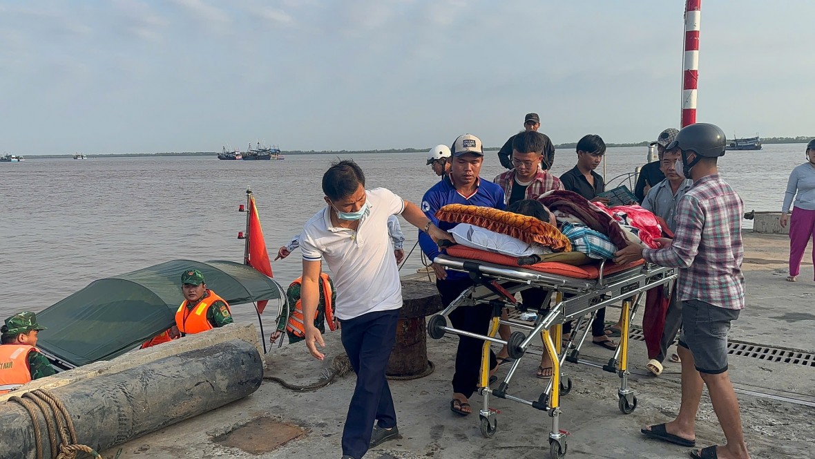 Đồn Biên phòng Cửa khẩu cảng Giao Long kịp thời ứng cứu thuyền trưởng bị đột quỵ trên biển