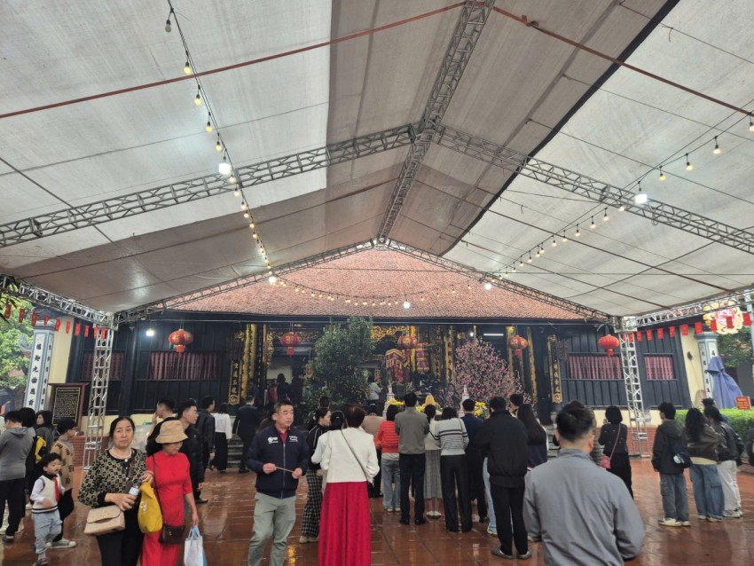 Ngay từ sáng sớm hàng nghìn người đã đổ về Đình Bia Bà cầu tài lộc, bình an nhân dịp đầu xuân năm mới. Ngay từ sáng sớm hàng nghìn người đã đổ về Đình Bia Bà cầu tài lộc, bình an nhân dịp đầu xuân năm mới.