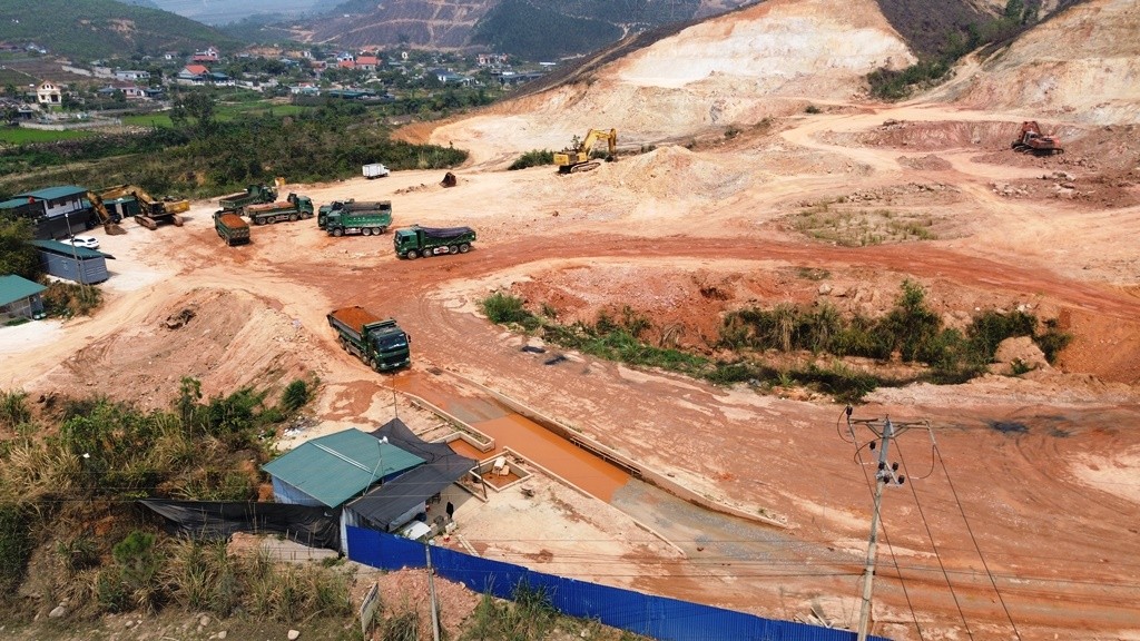 Quảng Ninh: Cận cảnh xe tải chở đất chạy rầm rập suốt ngày đêm, dân lo hỏng đường, ô nhiễm Quảng Ninh: Cận cảnh xe tải chở đất chạy rầm rập suốt ngày đêm, dân lo hỏng đường, ô nhiễm