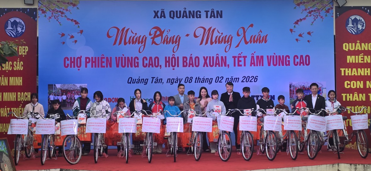 Quảng Ninh: Tưng bừng Hội Báo Xuân tại xã Quảng Tân, trao 650 suất quà Tết cho hộ khó khăn