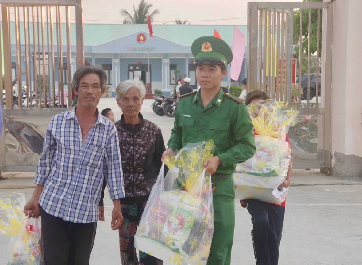 “Xuân Biên phòng ấm lòng dân bản”: Lan tỏa nghĩa tình vùng địa đầu cực Nam Tổ quốc