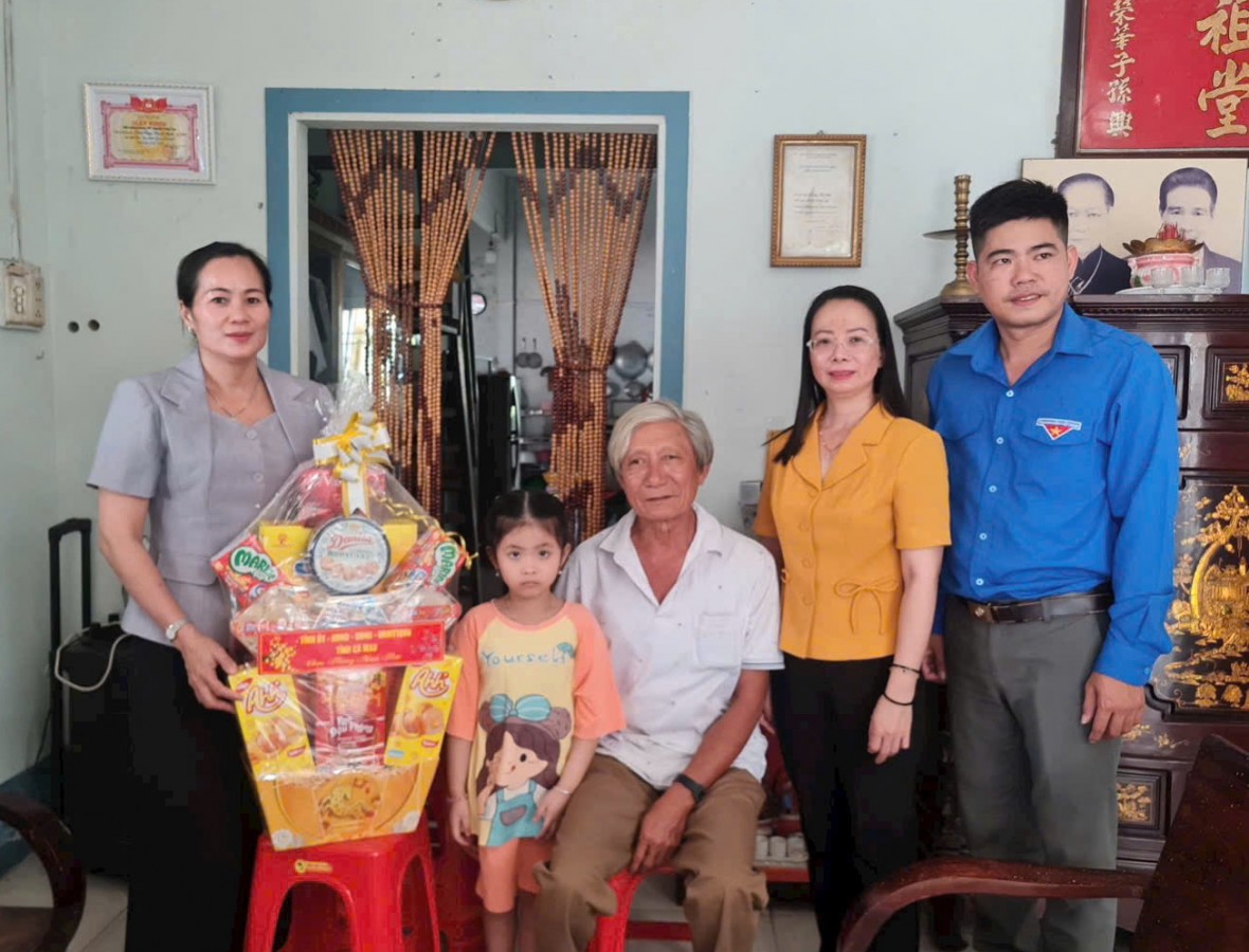 Phiên chợ Xuân “0 đồng”, thắm tình Quân - Dân những ngày giáp Tết ở Cà Mau Phiên chợ Xuân “0 đồng”, thắm tình Quân - Dân những ngày giáp Tết ở Cà Mau