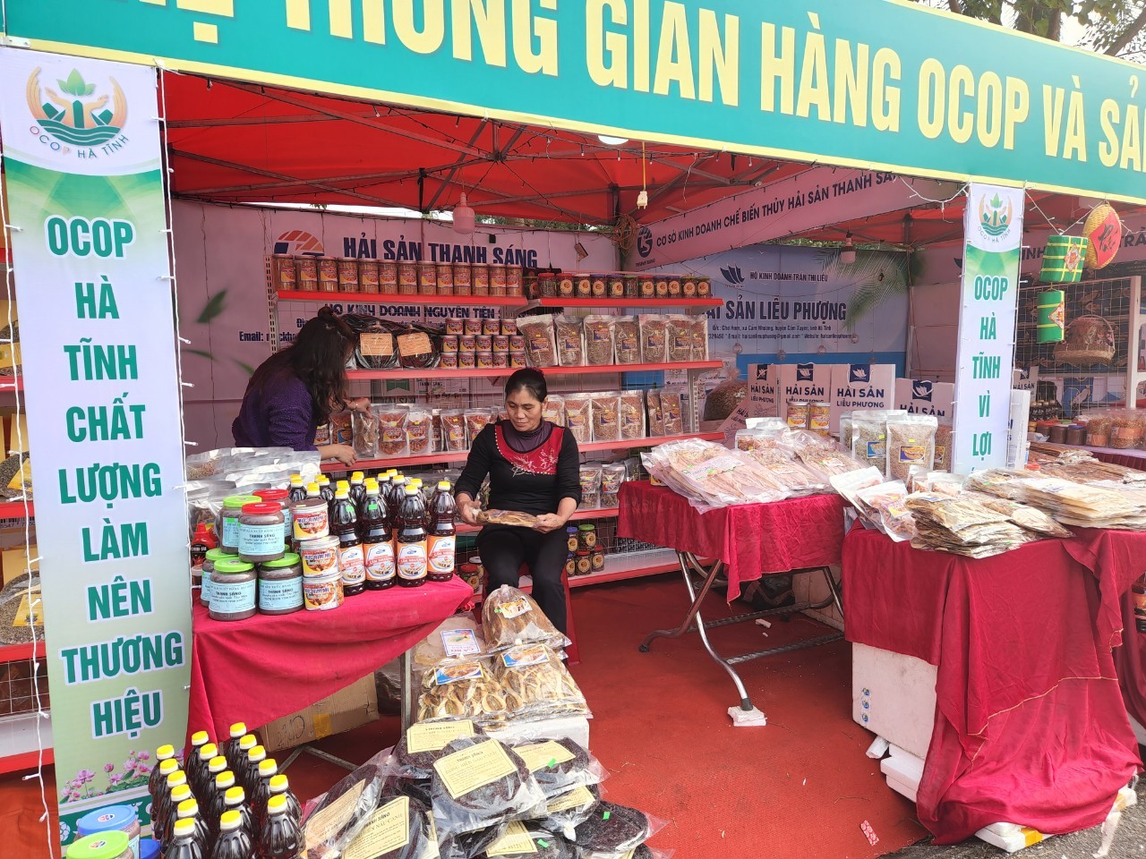 Lễ hội là nơi quảng bá các sản phẩm đạt chuẩn OCOP của địa phương.