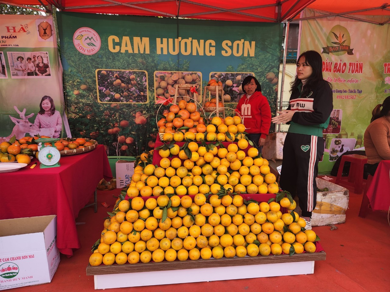 Năm nay, có 100 gian hàng tham gia lễ hội.