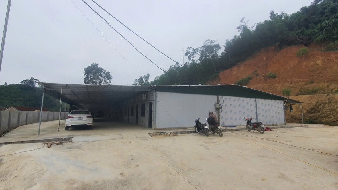 Dãy nhà rộng 350 m2 được xây dựng trên đất lâm nghiệp.