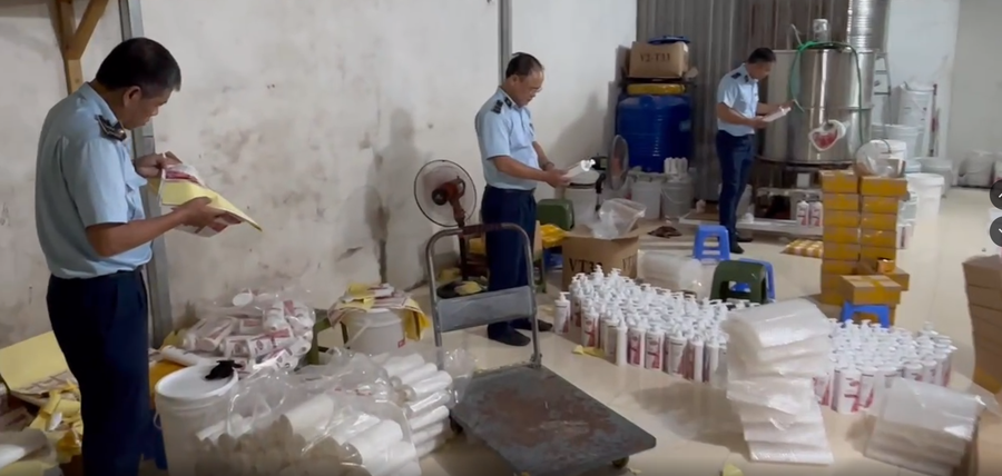 Lực lượng QLTT TP Hà Nội kiểm tra một cơ sở kinh doanh hàng giả mạo nhãn hiệu sữa tắm nổi tiếng được bảo hộ tại Việt Nam.
