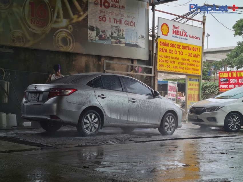 Tài xế sếp hàng chờ đợi các tiệm rửa xe hoạt động hết công xuất ngày cận Tết Tài xế sếp hàng chờ đợi các tiệm rửa xe hoạt động hết công xuất ngày cận Tết