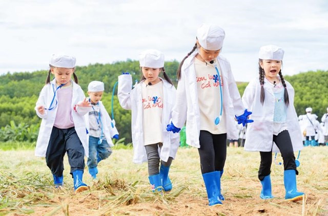 C&aacute;c bạn học nu&ocirc;i b&ograve; sữa.