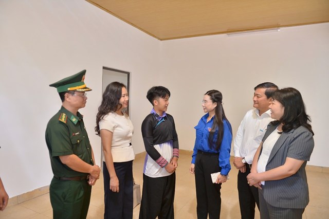 &nbsp;Th&agrave;o A De, Th&ocirc;n Ph&igrave;n Chải 2: &ldquo;Được về nh&agrave; mới l&agrave; niềm vui của t&ocirc;i cũng như người d&acirc;n 28 ng&ocirc;i nh&agrave; m&agrave; H&ograve;a Ph&aacute;t t&agrave;i trợ, cuộc sống mới b&igrave;nh y&ecirc;n đ&atilde; đến với b&agrave; con nơi đ&acirc;y&rdquo; &nbsp;