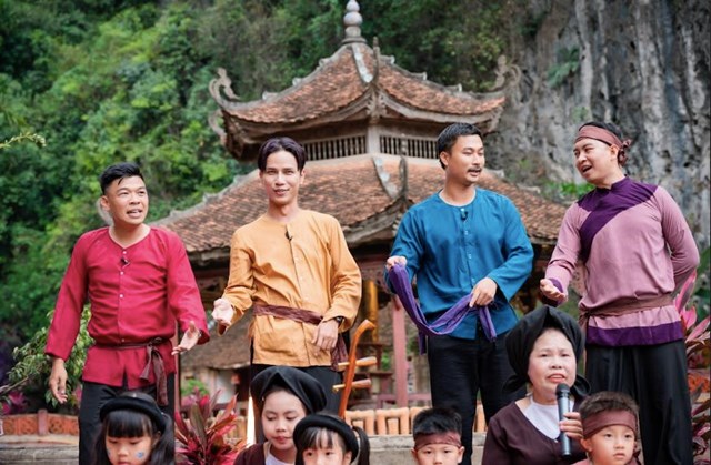 Bố ơi mình đi đâu thế? 2025 - tập 9: Dàn cast mở mini concert tại đình làng, Neko Lê, Trung Ruồi, Duy Hưng lần đầu hát xẩm - Ảnh 2