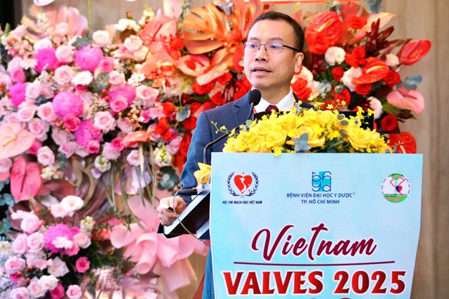 PGS TS BS. Nguyễn Ho&agrave;ng Định - Ph&oacute; Gi&aacute;m đốc Bệnh viện Đại học Y Dược TP. Hồ Ch&iacute; Minh (BV ĐHYD) tr&igrave;nh b&agrave;y tại Hội nghị Vietnam.