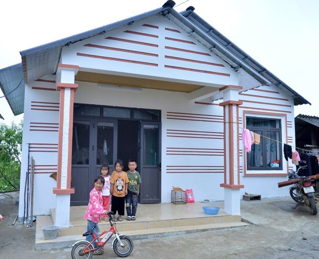 &nbsp;Những đứa trẻ n&ocirc; đ&ugrave;a trước ng&ocirc;i nh&agrave; mới