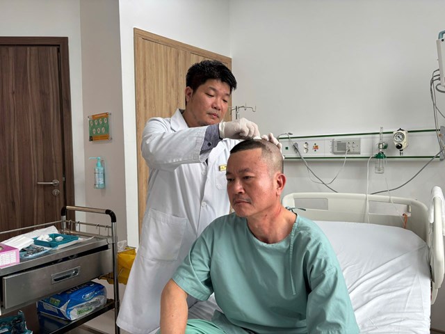 Anh Đ đ&atilde; c&oacute; thể tr&ograve; chuyện v&agrave; đi lại b&igrave;nh thường chỉ sau 1 ng&agrave;y phẫu thuật &nbsp;