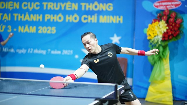 Thượng t&aacute; Đặng Việt Hưng, Trưởng cơ quan đại diện Cục Truyền th&ocirc;ng CAND tại TP.HCM cứu b&oacute;ng đầy nỗ lực. ẢNH: ĐỨC THIỆU. &nbsp;