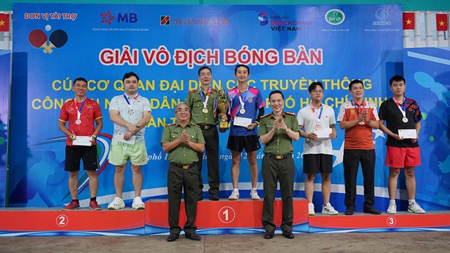 Thiếu tướng Phạm Văn Mi&ecirc;n, nguy&ecirc;n Tổng bi&ecirc;n tập B&aacute;o&nbsp;CAND, Bộ C&ocirc;ng an c&ugrave;ng đồng đội gi&agrave;nh chức v&ocirc; địch.&nbsp;ẢNH: ĐỨC THIỆU.