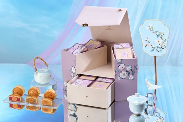 Thiết kế hộp t&aacute;i hiện vẻ đẹp của những đ&oacute;a anh đ&agrave;o nở rộ dưới &aacute;nh trăng, với sắc t&iacute;m pastel đậm chất thơ.