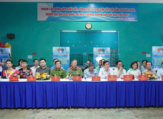 C&aacute;c đại biểu tham dự lễ khai mạc.