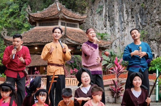 Bố ơi mình đi đâu thế? 2025 - tập 9: Dàn cast mở mini concert tại đình làng, Neko Lê, Trung Ruồi, Duy Hưng lần đầu hát xẩm - Ảnh 4