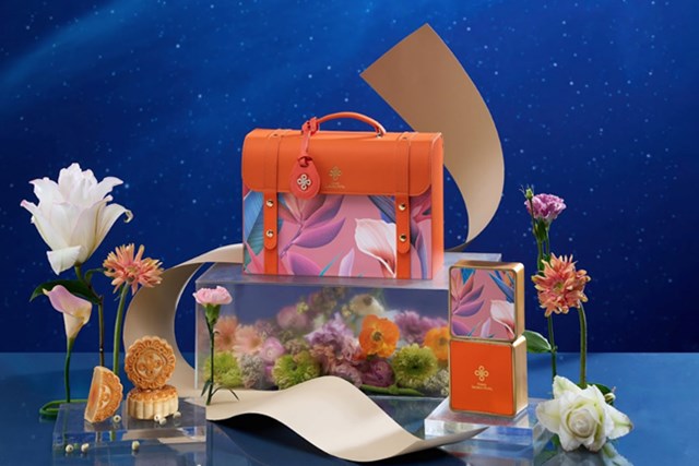 Lunar Bloom chinh phục mọi &aacute;nh nh&igrave;n bởi họa tiết dập nổi sống động c&ugrave;ng bảng m&agrave;u đối lập đầy cảm hứng.