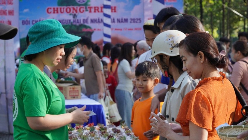 Người dân mang theo các loại chất thải nguy hại trong sinh hoạt hằng ngày để đổi quà. Người dân mang theo các loại chất thải nguy hại trong sinh hoạt hằng ngày để đổi quà.