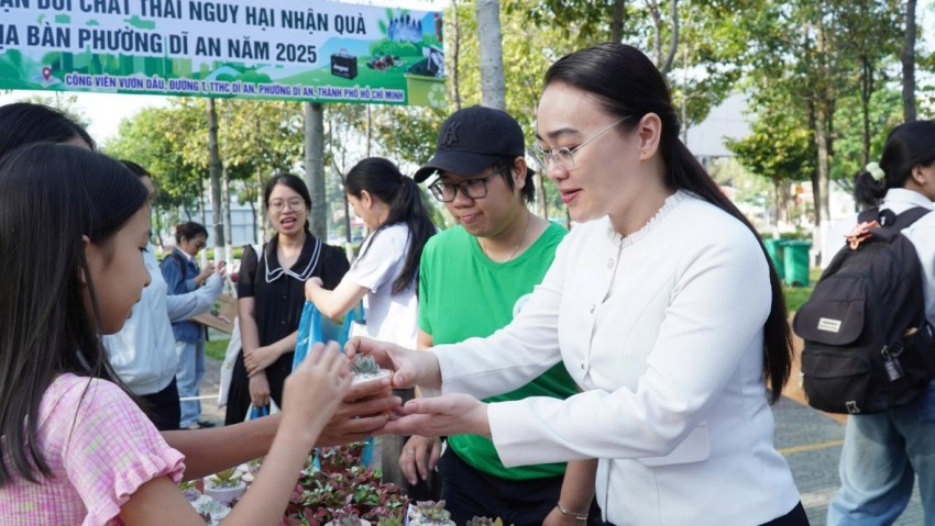 Chương trình diễn ra trong không khí sôi nổi, góp phần lan tỏa thông điệp bảo vệ môi trường, nâng cao ý thức cộng đồng trong công tác phân loại và xử lý rác thải. Chương trình diễn ra trong không khí sôi nổi, góp phần lan tỏa thông điệp bảo vệ môi trường, nâng cao ý thức cộng đồng trong công tác phân loại và xử lý rác thải.