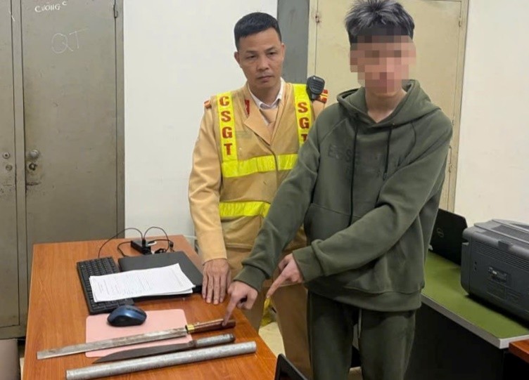 Cảnh sát giao thông Hà Nội khống chế đối tượng mang hung khí đi đánh nhau Cảnh sát giao thông Hà Nội khống chế đối tượng mang hung khí đi đánh nhau