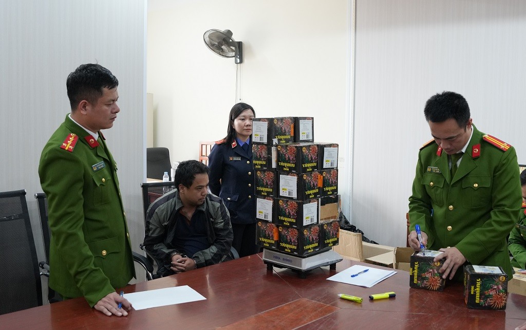 Đối tượng Nguyễn Thành Công cùng số tang vật - Ảnh Công an Nghệ An.