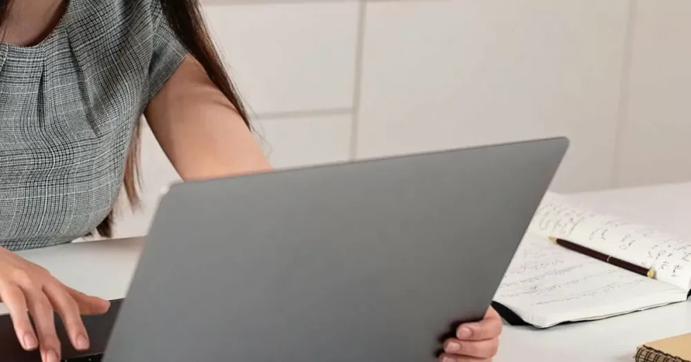 Vụ giáo viên đòi mua laptop không được thì